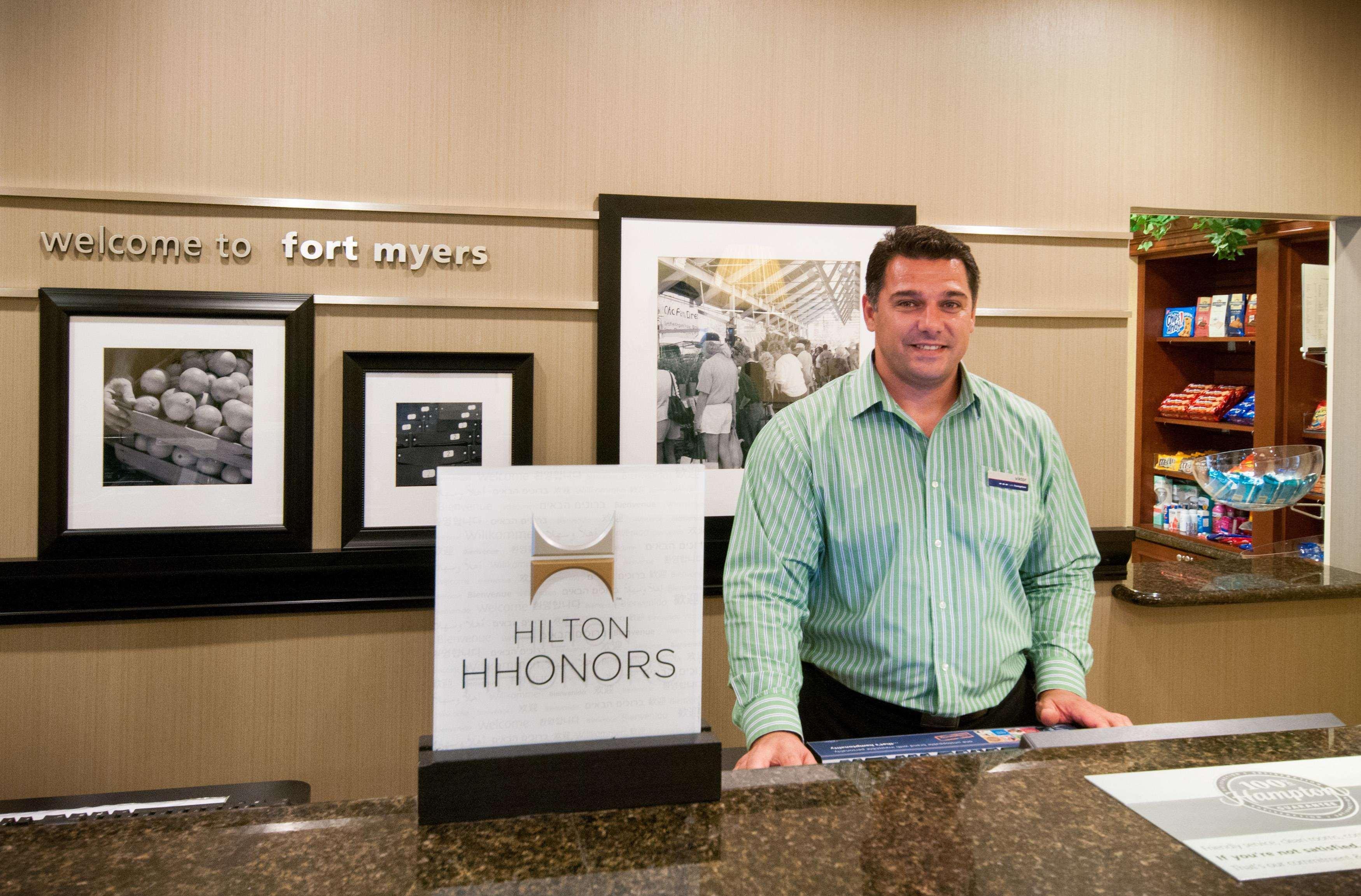 Hampton Inn & Suites Fort Myers-Colonial Boulevard Exterior photo