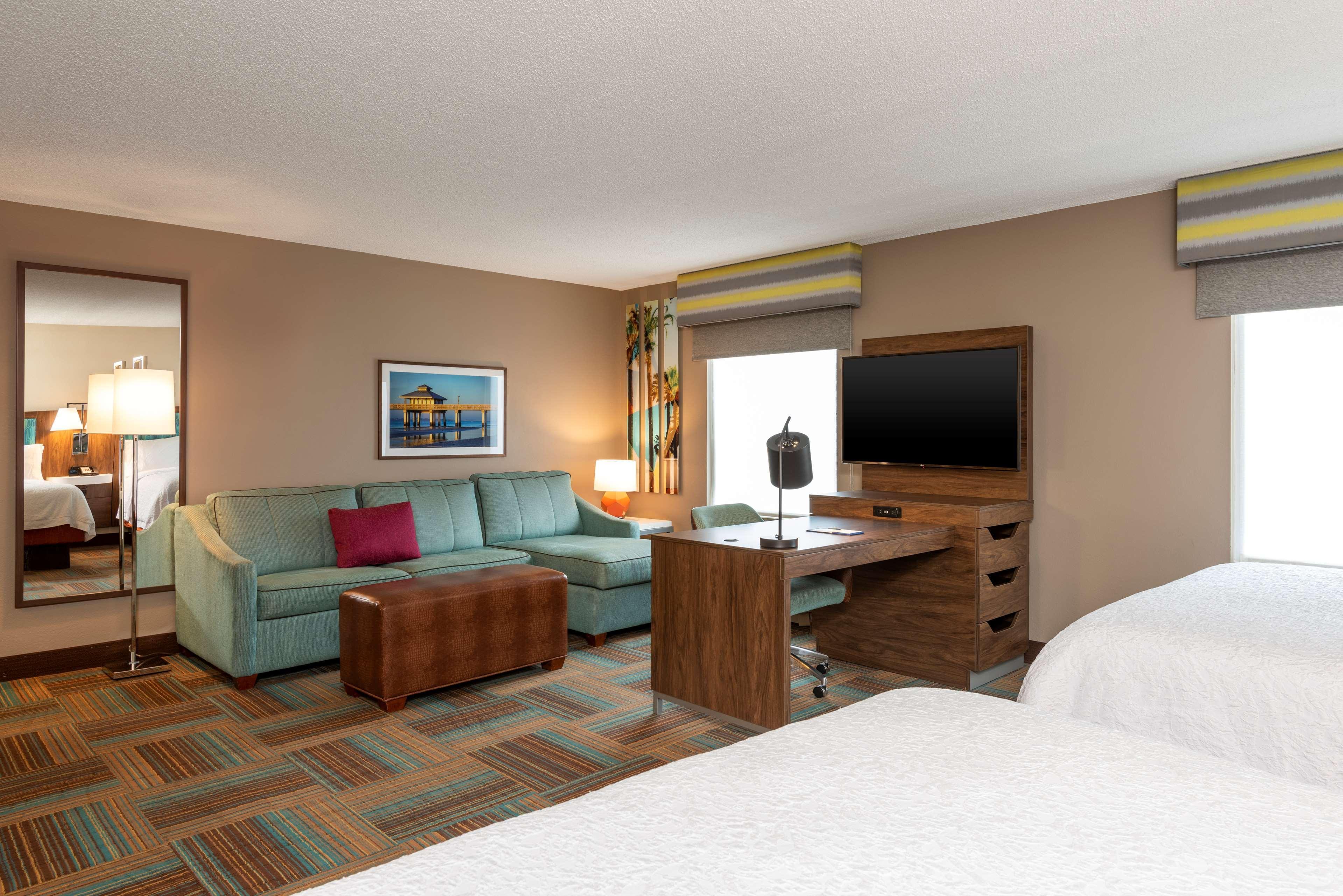 Hampton Inn & Suites Fort Myers-Colonial Boulevard Exterior photo