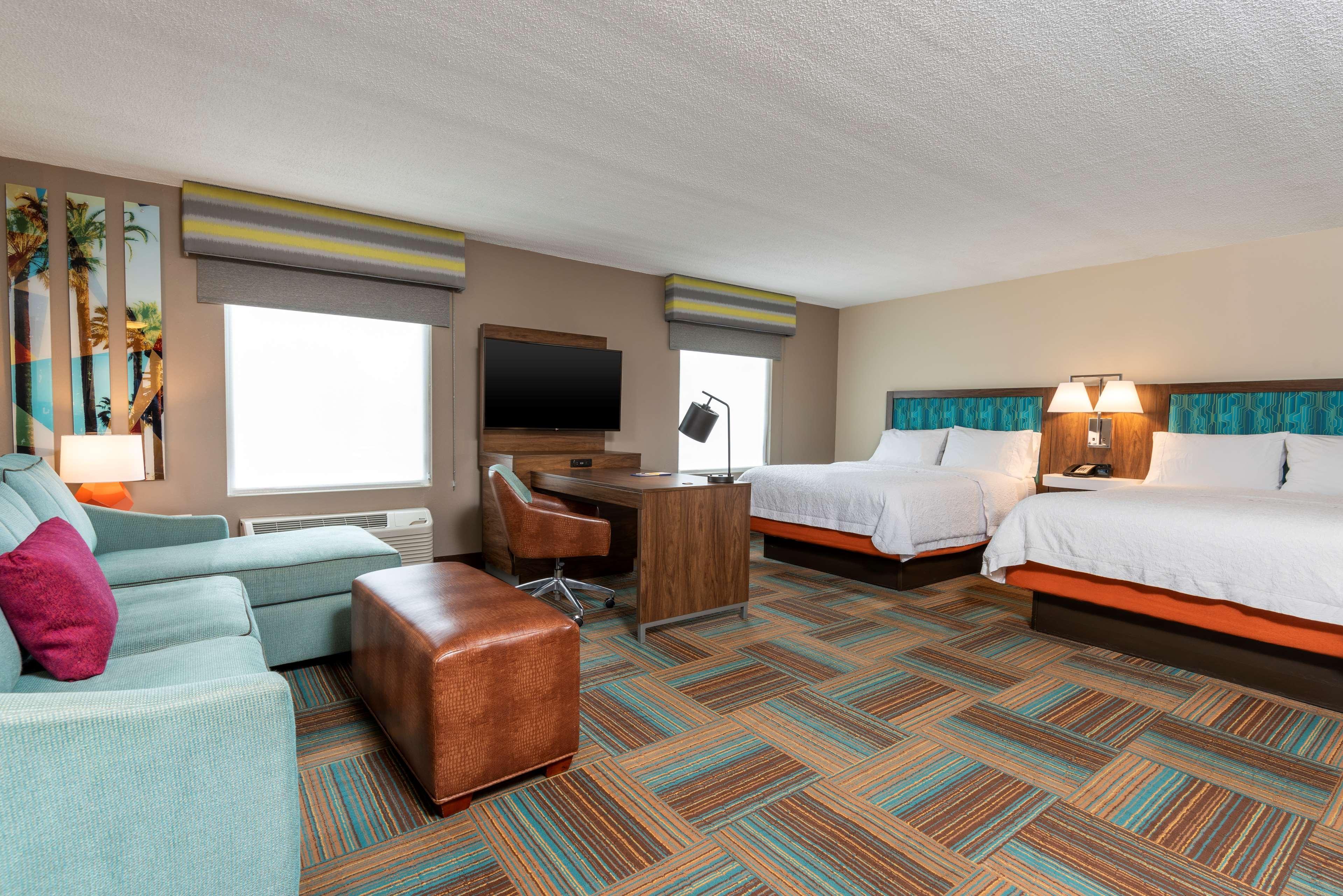 Hampton Inn & Suites Fort Myers-Colonial Boulevard Exterior photo