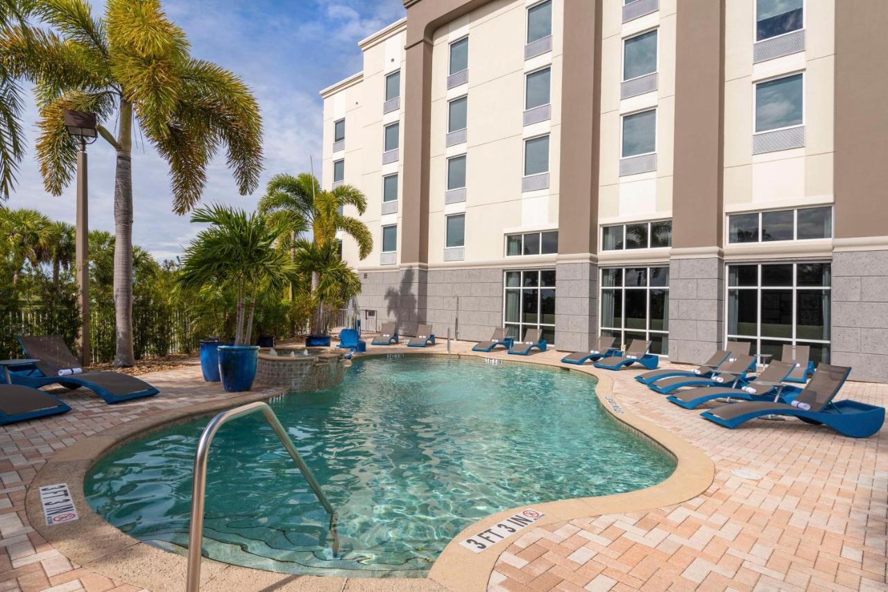 Hampton Inn & Suites Fort Myers-Colonial Boulevard Exterior photo