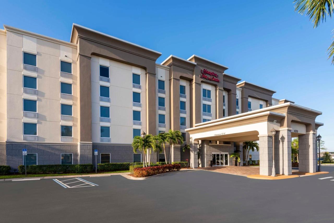 Hampton Inn & Suites Fort Myers-Colonial Boulevard Exterior photo